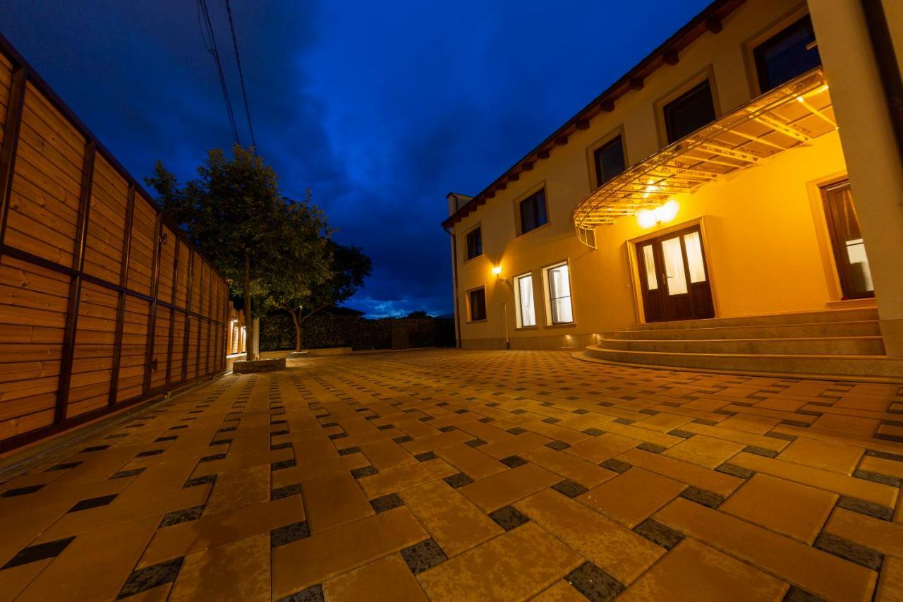 Casa Cu Nuc Hotel Алба Юлия Екстериор снимка
